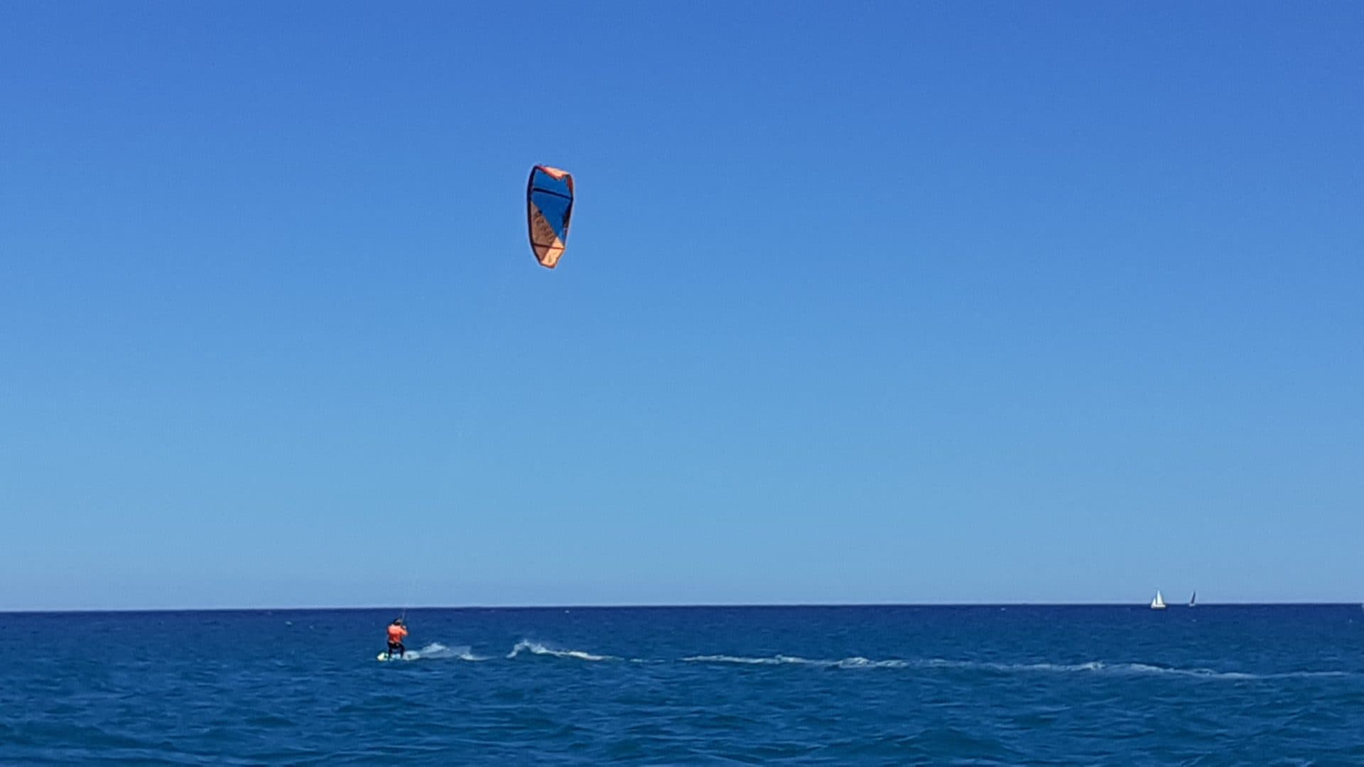 Kitesurfing lessons Saint Cyprien / Canet en Roussillon France - Kitesurf - Saint Cyprien / Canet en Roussillon, France, Europe thumbnail 7